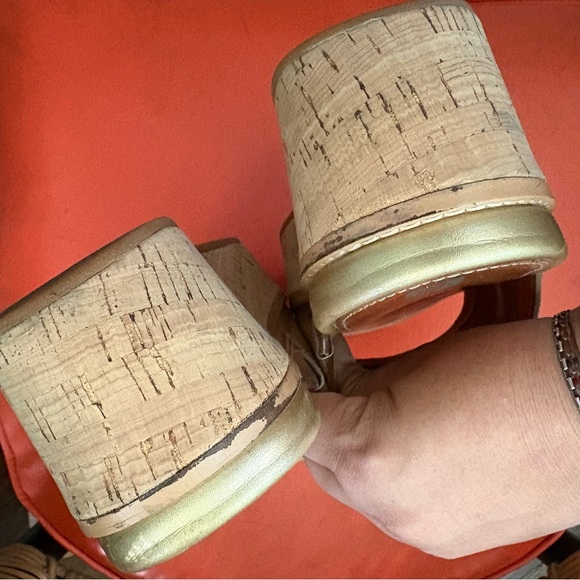 EUC Fitflop gold platform sandals - Picture 6 of 7